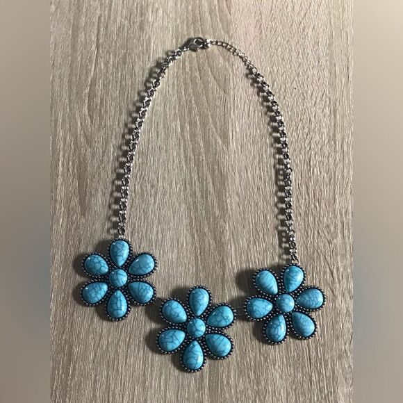 NWOT … Blue & Silver Flower Necklace - Picture 1 of 1